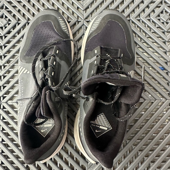 Nike Kids running shoes - Picture 2 of 2